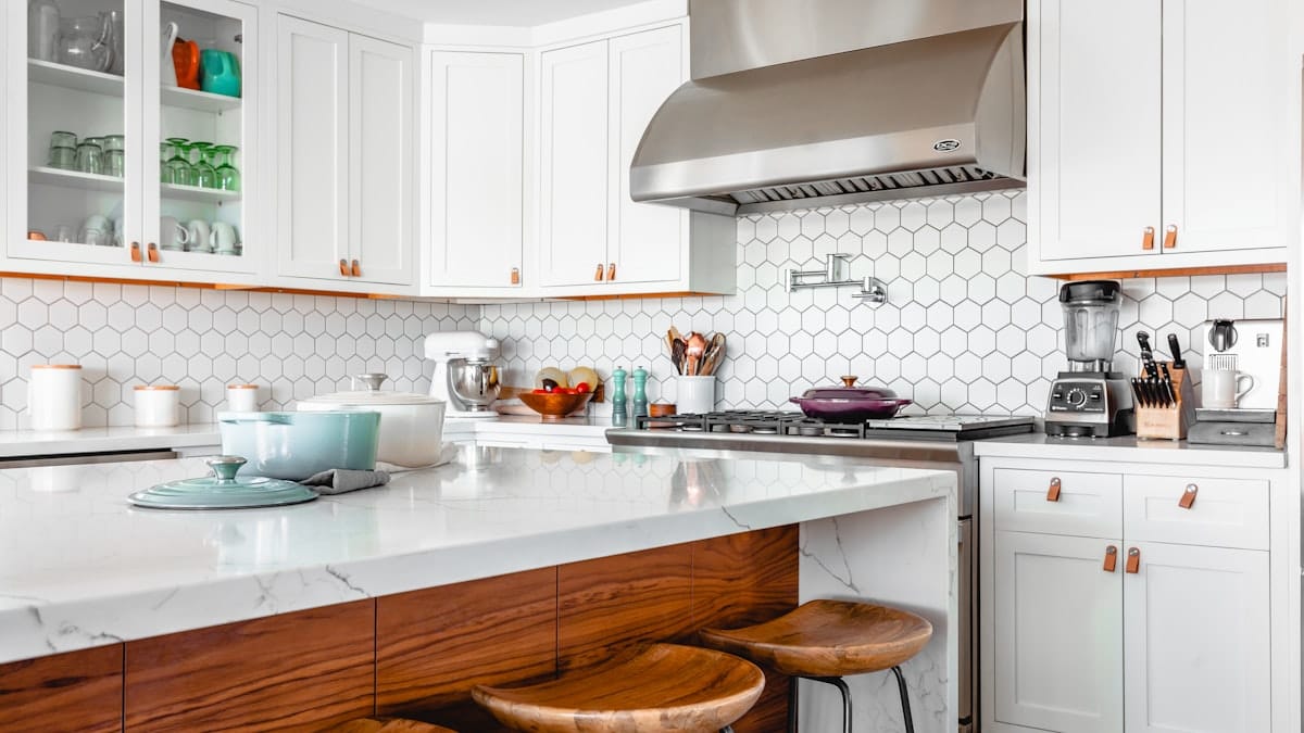 Cozinha Americana Pequena: 10 Ideias Inteligentes para Otimizar Espaço e Integrar Ambientes