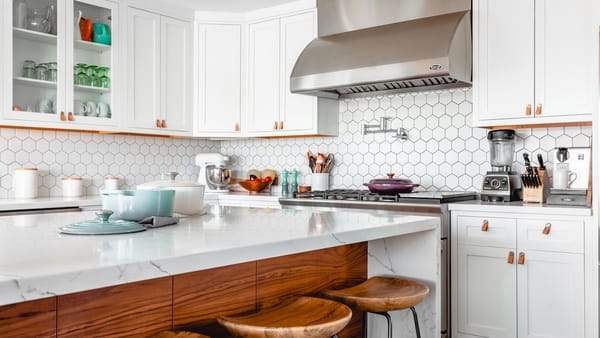 Cozinha Americana Pequena: 10 Ideias Inteligentes para Otimizar Espaço e Integrar Ambientes